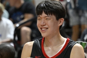 王博打趣：杨瀚森该感谢我 季后赛给他充足的锻炼&让他那么早赴美