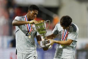 铃木彩艳上届东亚杯踢国足枯坐板凳 如今身价2000万&稳坐主力