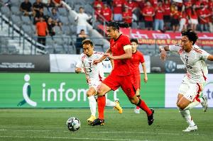 张玉宁：本场比第一场身体调动得更好&防守更积极 单刀还需要进步