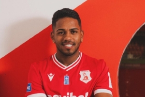 28岁哥伦比亚前锋萨拉萨尔转会长春亚泰