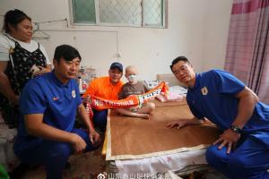 韩鹏已任山东泰山教练组组长，与宿茂臻、王大雷慰问患病小球迷
