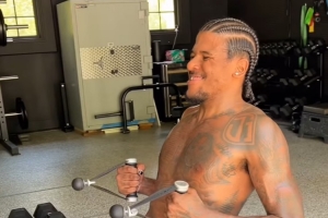 我要变强杰伦-格林晒在健身房练力量的视频 表情非常坚定