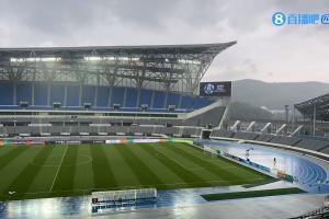 直播吧在现场|前方记者赛前探场，目前正在下雨国足预计迎来雨战