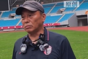 人气爆棚！盐城队媒体开放日活动，教练队员均戴起“话筒项链”