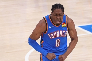 杰伦威谈巨额续约合同️：有点不真实 可以让父母退休了