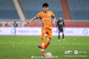 山东泰山球员买乌郎·米吉提租借至青岛海牛