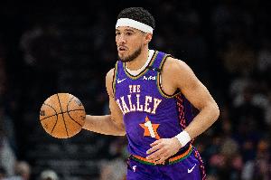 队记：布克对球队的建队方向很认同 他直接参与了组建阵容的过程