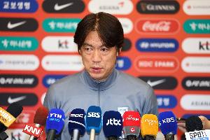 韩媒：洪明甫教练团队成员前往欧洲，考察韩国旅欧球员状态