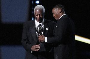 NBA第三人！威少为大O颁发阿瑟-阿什勇气奖杯