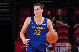 好多个1勇士52号秀出战9分34秒 罚球2中1得到1分1篮板1盖帽