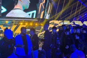 闲着也是闲着！GAM老板带领队伍来到EWC决赛现场观赛