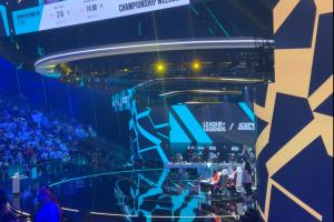 现场选手已落座！管泽元晒EWC决赛现场照：心怀荣誉，勇往直前！