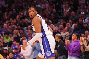 是个猛人！艾萨克-琼斯17中10得24分11板2助1盖帽 狂收5个前场板