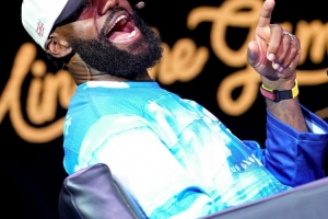 詹姆斯：想夺冠每人都得在自己角色中当MVP且愿意牺牲数据和想法