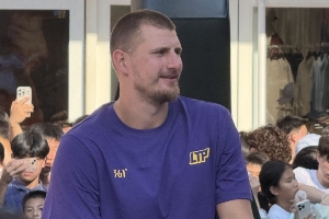 到北京啦球迷高喊MVP！约老师乐开花秀中文：北京欢迎你