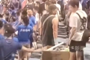 赣超第二轮南昌对阵九江赛后，球迷自发清理随身垃圾