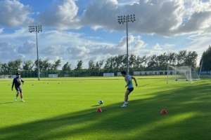 记者晒崔麟训练视频：场边慢跑和传球练习，期待早日重返赛场