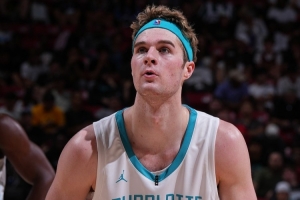 恭喜黄蜂29号秀麦克尼利与耐克签下一份多年球鞋合同