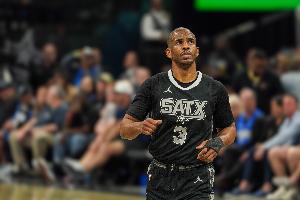 名记：保罗是最有自尊的球员之一 他能接受偶尔会坐板凳的角色吗