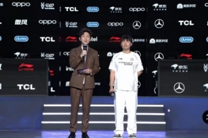 上支队伍双C会给你报点吗？Wei：双C给我报点等对面闪过来