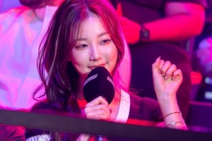 美女解说Kitty晒照： EWC工作照更新一下～ 