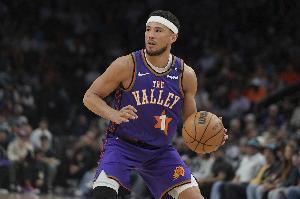 上赛季场均7.1助队记：布克将在新赛季担任全职首发控卫