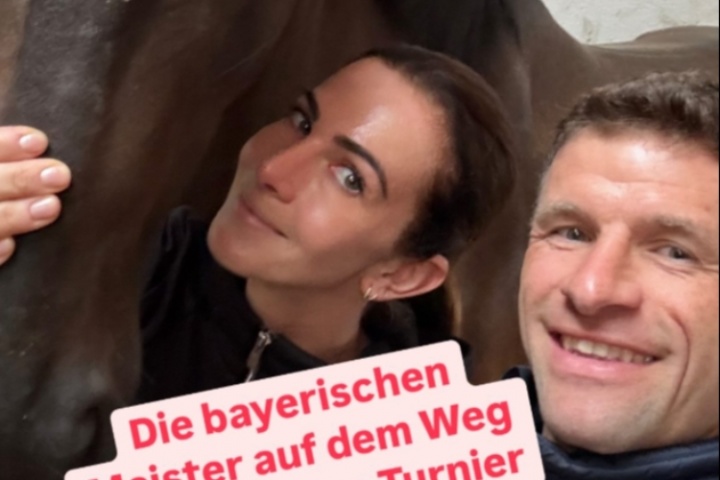 破婚变传闻？穆勒晒与妻子马匹合照：巴伐利亚冠军正准备下场比赛