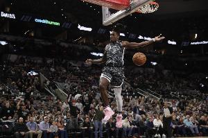 朗尼-沃克马卡比合同细节：3年税前1000万刀 多项NBA跳出条款