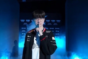 大伙在召唤光？T1选手登场 拿着应援棒进场