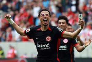 锋线代练6年净赚3个亿，法兰克福把“足坛食物链”玩明白了