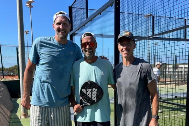 梦幻联动克洛普晒与前NBA球星诺维茨基和纳什打笼式网球照片