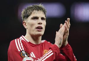 记者：那不勒斯的引援名单包括努萨、沙德、佐利斯和加纳乔