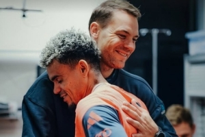 强援加盟！拜仁队长诺伊尔社媒晒和路易斯-迪亚斯相拥照：欢迎！