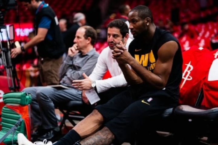 相依为命的感觉库明加晒与经纪人合照：我永远相信自己