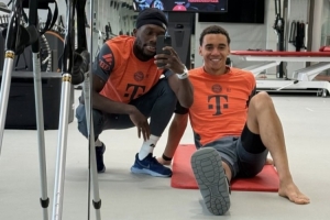 阿方索-戴维斯社媒晒与穆西亚拉康复训练照，两人康复进展积极