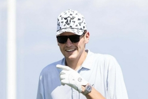 杆子有点短开拓者官博晒克林根打高尔夫球帅照