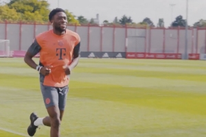 拜仁官方发布视频，阿方索回归训练场进行跑步训练