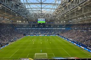 火爆开赛！后汉堡时代德乙打响，揭幕战沙尔克2-1赫塔62083人观赛