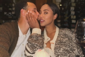 阿耶莎晒合照庆祝结婚14周年：无论经历何种风雨 你都是我的唯一