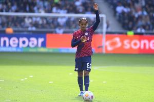 记者：切尔西仍在与莱比锡商谈西蒙斯转会，莱比锡等待正式报价