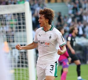 记者：板仓滉已与阿贾克斯达成个人协议，俱乐部还在和门兴谈