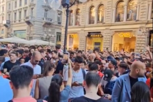 米兰球迷欢迎莫德里奇同时也在抗议红鸟，高呼马尔蒂尼的名字