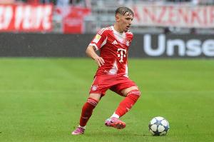 记者：17岁小将卡尔即将与拜仁续约，新赛季将担任奥利塞第一替补