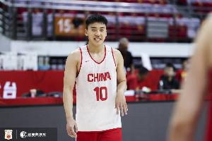 媒体人：27年理想阵容是不是归化+赵睿/小崔+俊杰+小曾+瀚森