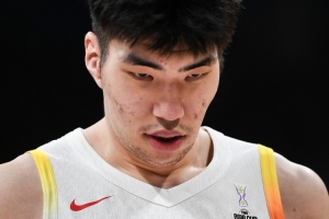 媒体人：余嘉豪内八字脚导致运动速率偏慢 很难完全摆脱防守