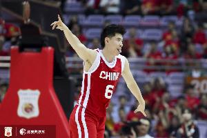 媒体人：中国男篮没有绝对的核心球星 但几乎每场都有人能站出来