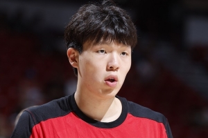 拓记：中锋位置拥挤&主帅愿让杨瀚森尽快上场 交易罗威比较合理