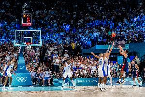 科尔：没人有库里这种心态 奥运上大家都在让权 就他主动要球打