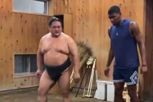 八村塁与相扑士一起训练 网友：你又不是勇士的 没人在更衣室揍你