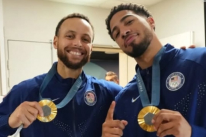 金牌后卫x2哈利伯顿转发跟库里的合照 纪念夺金一周年